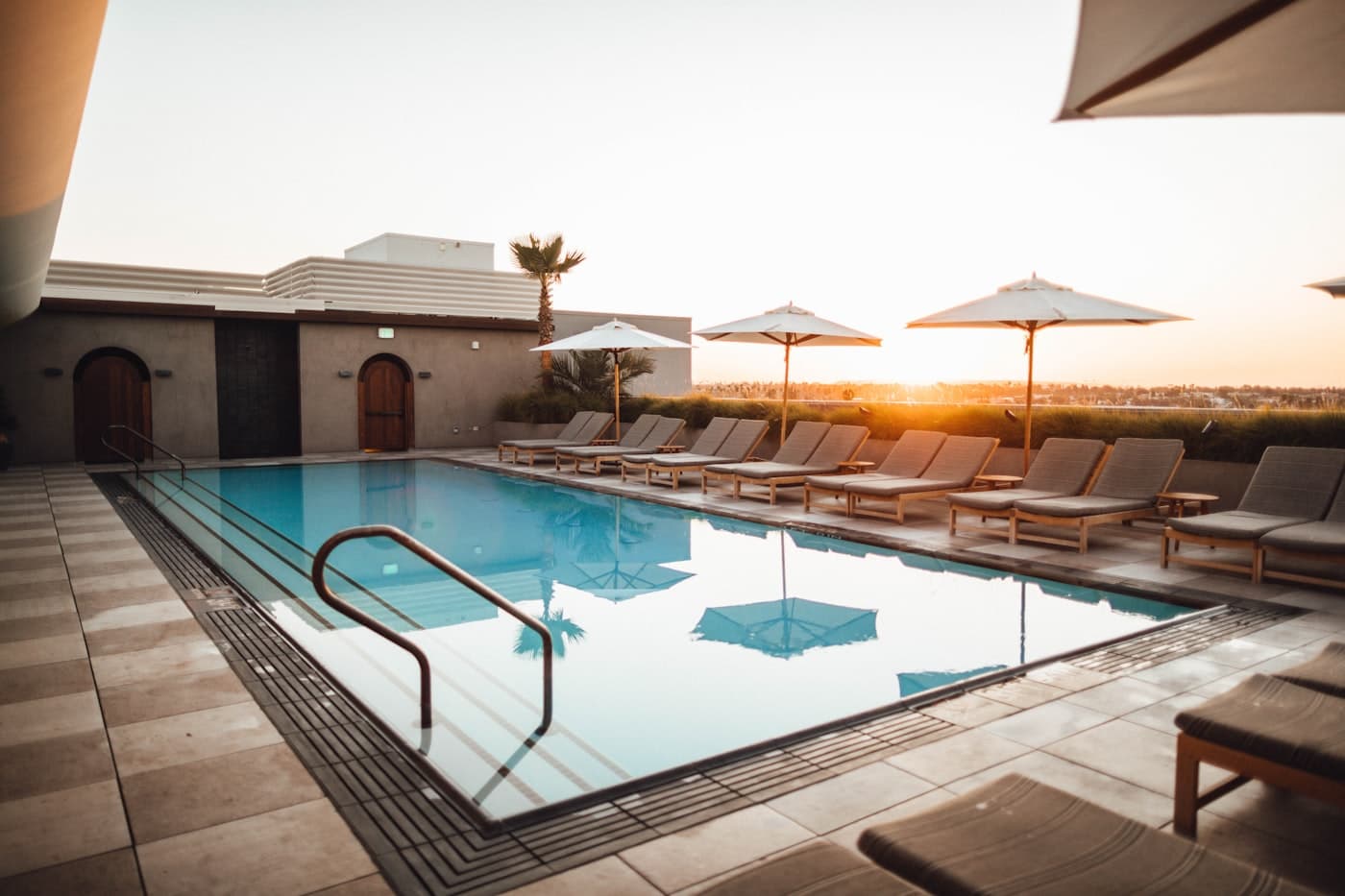 Piscina premium al atardecer
